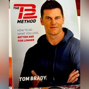 Tom Brady’s longevity and fitness book! Perfect gift for your man. Mint conditio
